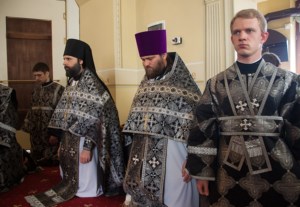 Литургия Преждеосвященных Даров на Архиерейском подворье — храме во имя святого апостола и евангелиста Иоанна Богослова при Саратовской православной духовной семинарии