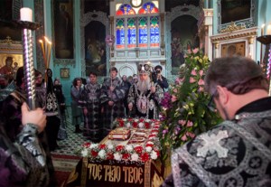 Вечерня с выносом Плащаницы Спасителя в храме в честь Сошествия Святого Духа города Саратова