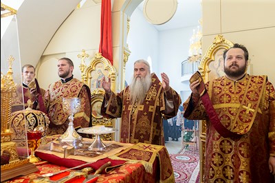 Божественная литургия в храме во имя святого благоверного князя Михаила Черниговского и боярина его Феодора на Увекском кладбище г. Саратова