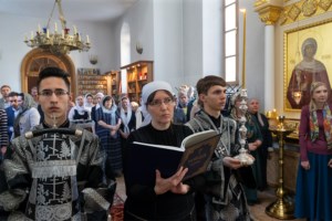 Литургия Преждеосвященных Даров, малое повечерие и утреня Великого Четвертка на Архиерейском подворье — в храме во имя святых равноапостольных Мефодия и Кирилла при СГУ