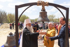 Митрополит Лонгин освятил колокола Свято-Никольского храма села Октябрьский Городок