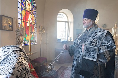 Литургия Преждеосвященных Даров на Архиерейском подворье – в храме в честь иконы Божией Матери «Утоли моя печали» г. Саратова