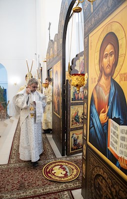 Митрополит Игнатий совершил Божественную литургию в Петропавловском храме г. Саратова