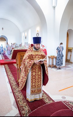 Митрополит Игнатий совершил Божественную литургию в храме Святых Царственных страстотерпцев поселка Дубки