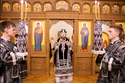 Митрополит Игнатий совершил ночную Литургию Преждеосвященных Даров в крестовом храме священномученика Гермогена, епископа Тобольского (Саратовского и Царицынского)