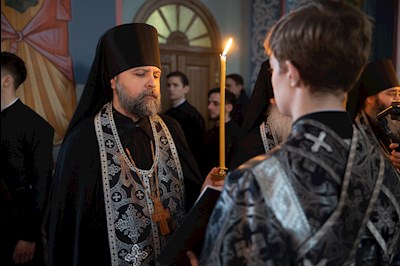 Митрополит Игнатий совершил великое повечерие с чтением Великого покаянного канона преподобного Андрея Критского в Свято-Никольском мужском монастыре г. Саратова