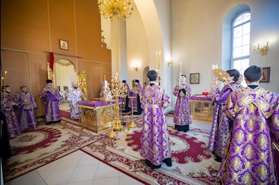 Митрополит Игнатий совершил всенощное бдение с чином выноса Креста в Свято-Троицком кафедральном соборе г. Вольска