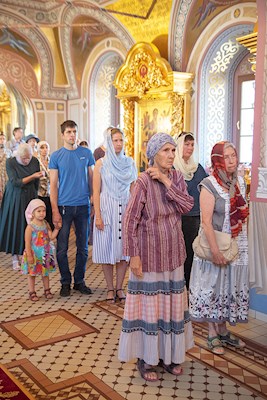 Митрополит Игнатий совершил Божественную литургию в Свято-Троицком кафедральном соборе Саратова