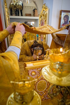 Митрополит Игнатий совершил Божественную литургию в Трехсвятительском храме г. Саратова