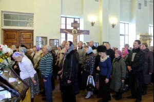 Божественная литургия на Архиерейском подворье — храме во имя преподобного Серафима Саровского г. Саратова