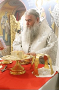 Митрополит Лонгин совершил Рождественское ночное богослужение
