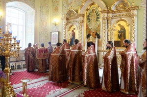 В Великий Четверг Митрополит Лонгин совершил Литургию Василия Великого и Чин умовения ног