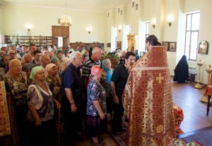 Божественная литургия на Архиерейском подворье — храме во имя преподобного Серафима Саровского города Саратова