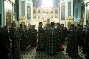 Митрополит Лонгин совершил утреню с Чином погребения