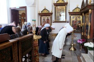 Божественная литургия на Архиерейском подворье — храме в честь иконы Божией Матери «Утоли моя печали» г.Саратова