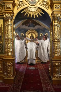 Митрополит Лонгин совершил Крещальную Литургию