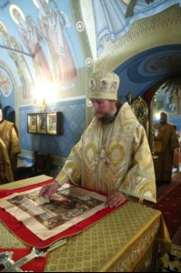 Митрополит Лонгин и Епископ Пахомий совершили Божественную литургию в Троицком соборе и молебен перед главной святыней Саратовской земли — образом Спаса Нерукотворного
