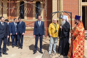 Митрополит Лонгин освятил колокола Свято-Никольского храма села Октябрьский Городок