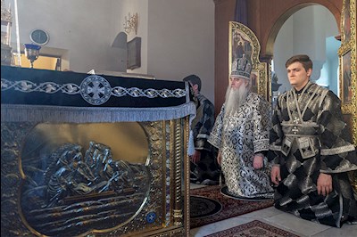Литургия Преждеосвященных Даров на Архиерейском подворье – в храме в честь иконы Божией Матери «Утоли моя печали» г. Саратова