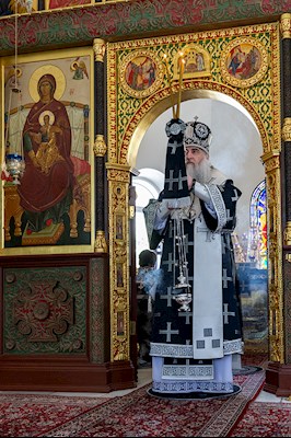 Литургия Преждеосвященных Даров на Архиерейском подворье — в храме в честь иконы Божией Матери «Утоли моя печали» г. Саратова