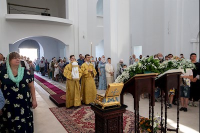 Божественная литургия в храме святителя Тихона, Епископа Воронежского, Задонского чудотворца г. Саратова