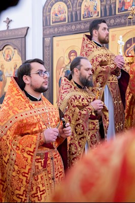 Митрополит Игнатий совершил Божественную литургию в Петропавловском храме Саратова