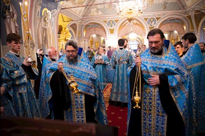 Митрополит Игнатий совершил вечернее богослужение с чтением акафиста Пресвятой Богородице в Свято-Троицком кафедральном соборе г. Саратова