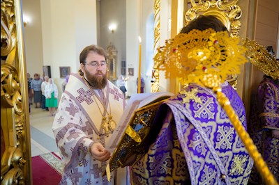 Митрополит Игнатий совершил всенощное бдение с чином выноса Креста в Свято-Троицком кафедральном соборе г. Вольска