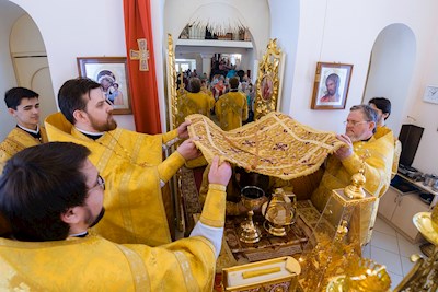 Митрополит Игнатий совершил Божественную литургию в Трехсвятительском храме г. Саратова
