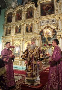 Всенощное бдение c Чином Воздвижения Креста в Духосошественском соборе города Саратова