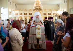Божественная литургия на Архиерейском подворье — храме во имя преподобного Серафима Саровского города Саратова
