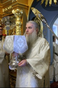Митрополит Лонгин совершил Царские часы, Изобразительны, Великую вечерню и Крещальную литургию в Свято-Троицком кафедральном соборе Саратова