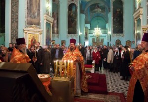 Архиепископ Элистинский и Калмыцкий Юстиниан совершил Божественную литургию и панихиду в Духосошественском храме г. Саратова