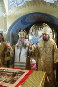 Митрополит Лонгин и Епископ Пахомий совершили Божественную литургию в Троицком соборе и молебен перед главной святыней Саратовской земли — образом Спаса Нерукотворного
