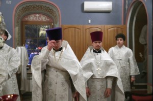 Митрополит Лонгин совершил Рождественское ночное богослужение