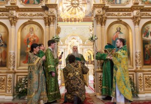 Божественная литургия в храме в честь Покрова Пресвятой Богородицы г.Саратова