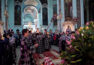 Вечерня с выносом Плащаницы Спасителя в храме в честь Сошествия Святого Духа города Саратова