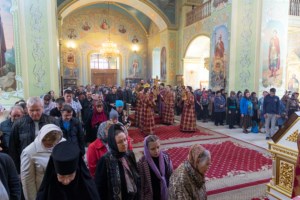 Вечерня в соединении с Литургией Василия Великого и чин умовения ног в храме в честь Покрова Пресвятой Богородицы г. Саратова
