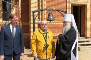 Митрополит Лонгин освятил колокола Свято-Никольского храма села Октябрьский Городок