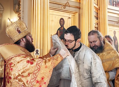 Божественная литургия на Архиерейском подворье — в храме во имя святого апостола и евангелиста Иоанна Богослова при СПДС