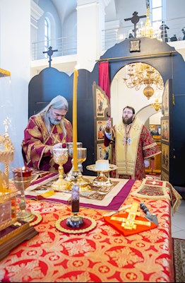Митрополит Игнатий совершил Божественную литургию в Петропавловском храме Саратова