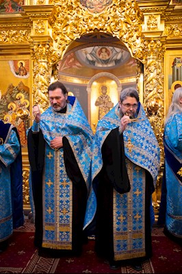Митрополит Игнатий совершил вечернее богослужение с чтением акафиста Пресвятой Богородице в Свято-Троицком кафедральном соборе г. Саратова