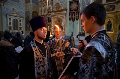 Митрополит Игнатий совершил великое повечерие с чтением Великого покаянного канона преподобного Андрея Критского в Покровском соборе г. Саратова