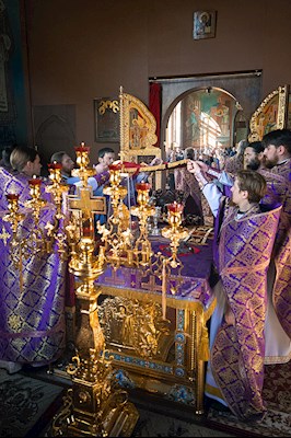 Митрополит Игнатий совершил Божественную литургию в Крестовоздвиженском храме г. Хвалынска