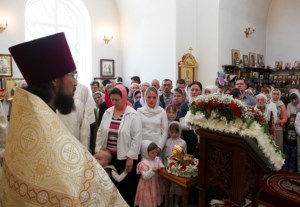 Божественная литургия в саратовском храме святителя Луки Исповедника, архиепископа Симферопольского