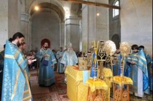 Божественная литургия в храме в честь Покрова Пресвятой Богородицы села Сокур Татищевского района