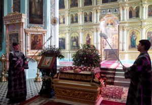 Вечерня с выносом Плащаницы Спасителя в храме в честь Сошествия Святого Духа города Саратова