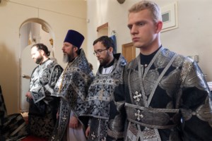 Литургия Преждеосвященных Даров, малое повечерие и утреня Великого Четвертка на Архиерейском подворье — в храме во имя святых равноапостольных Мефодия и Кирилла при СГУ