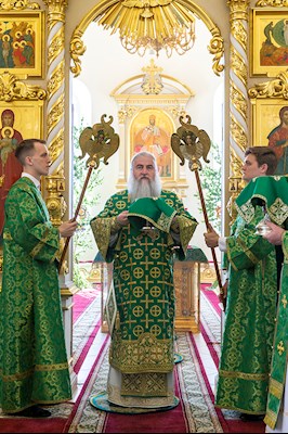 Божественная литургия в соединении с вечерней в Свято-Троицком кафедральном соборе г. Вольска