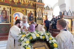 Божественная литургия на Архиерейском подворье — в храме в честь иконы Божией Матери «Утоли моя печали» г. Саратова